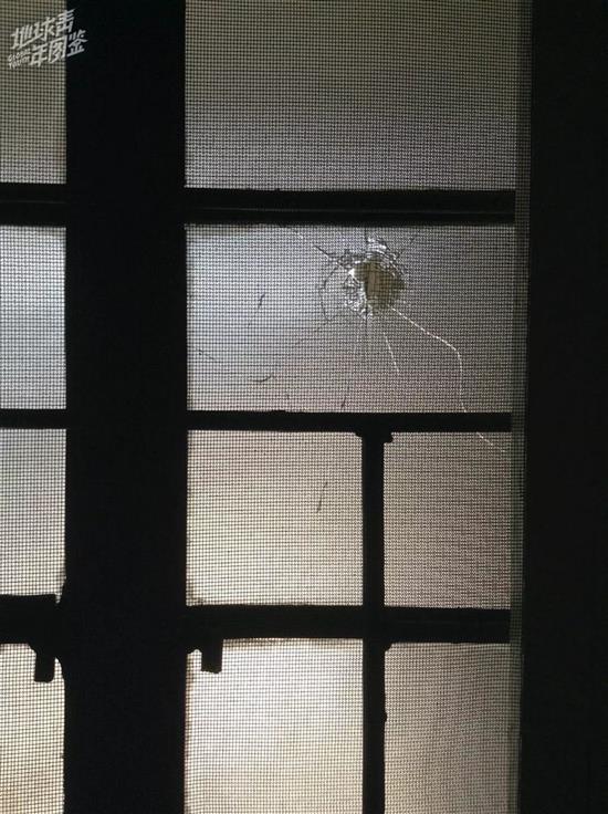 △?战争发生后，从酒店回到学校，发现隔壁房间的窗户上有弹孔。